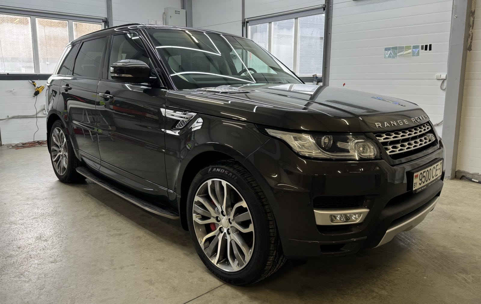 Наши работы 9 Студия детейлинга LEMUS Автомобиль Range Rover после оклейки прозрачной глянцевой пленкой