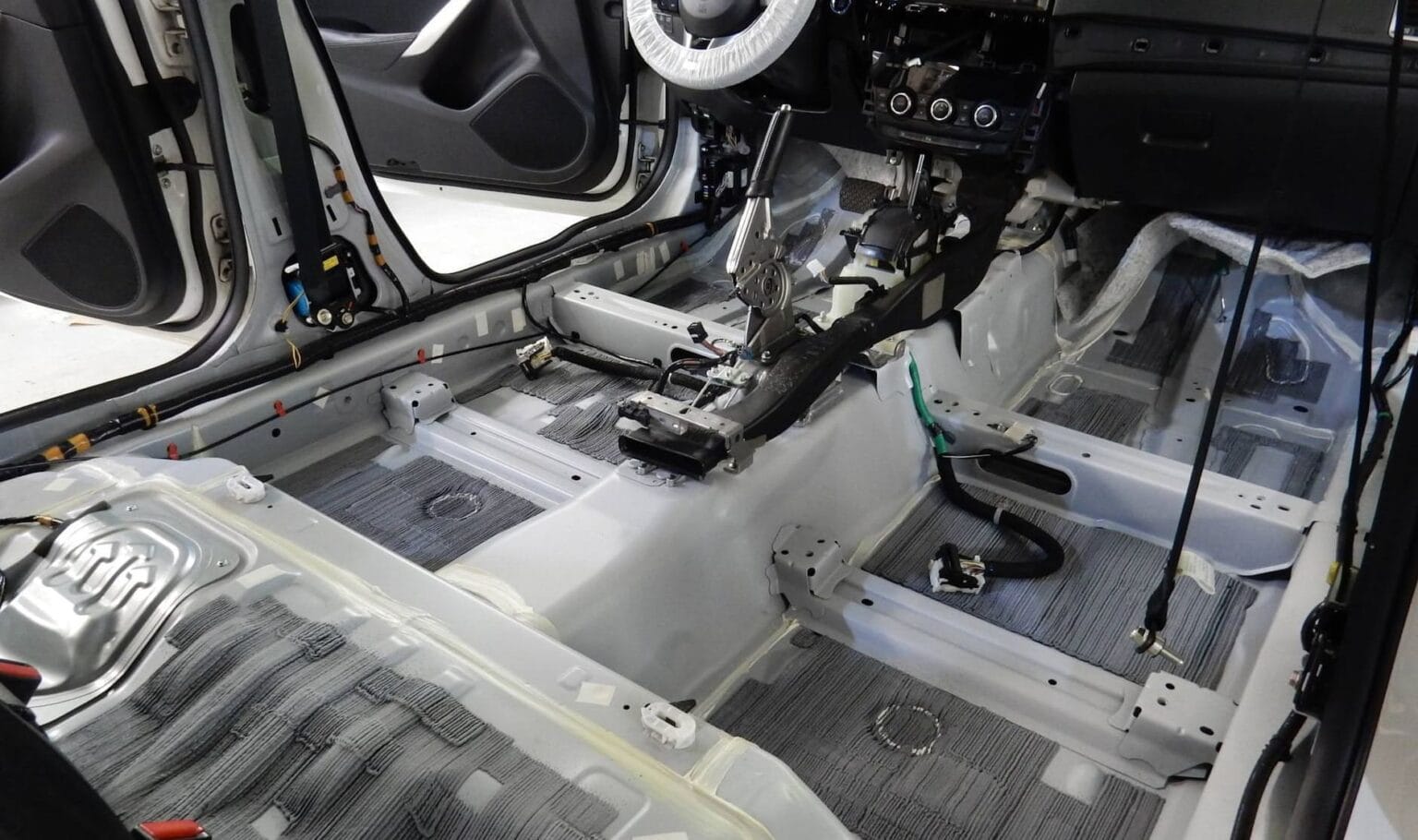 шумоизоляция двери автомобиля – нанесение вибропоглощающего материала