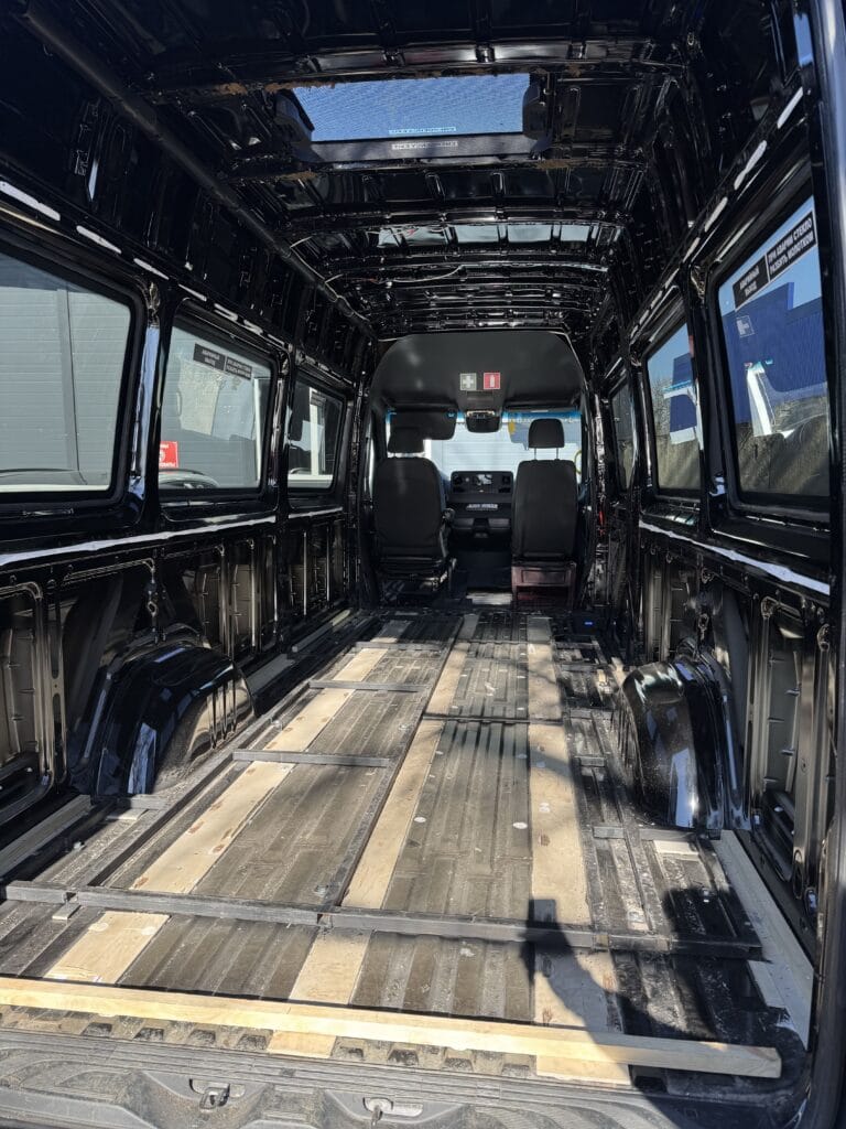 Установка шумоизоляции на Mercedes Sprinter пола и дверей