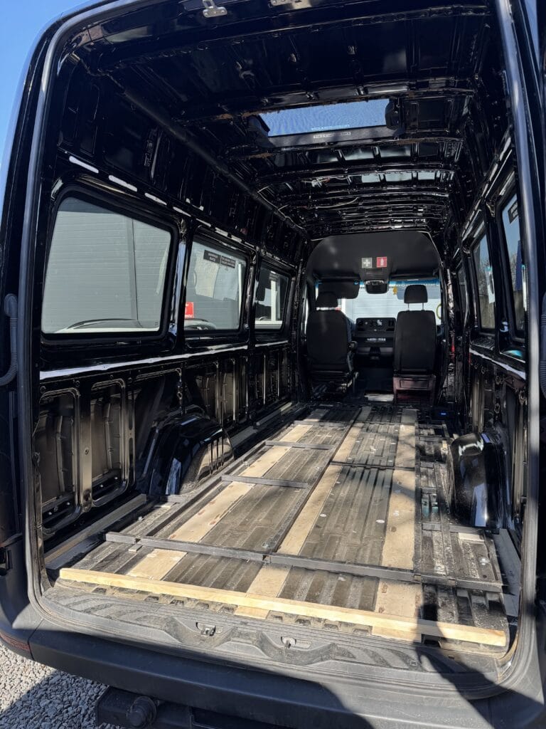 Установка шумоизоляции на Mercedes Sprinter пола и дверей