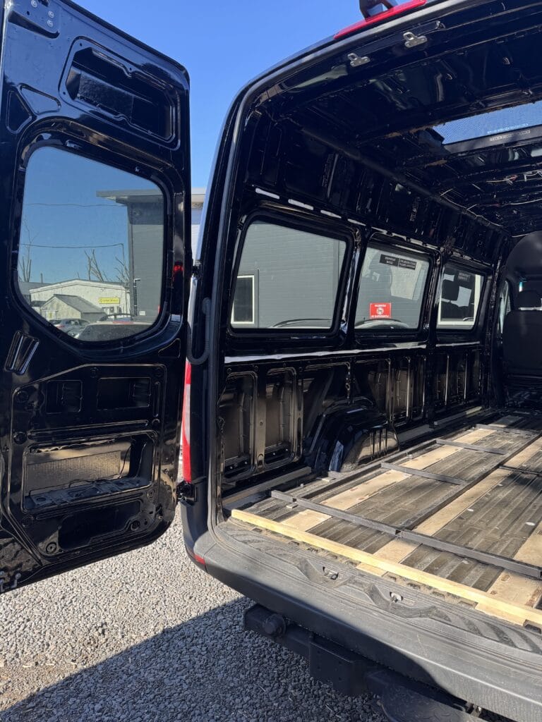 Установка шумоизоляции на Mercedes Sprinter пола и дверей