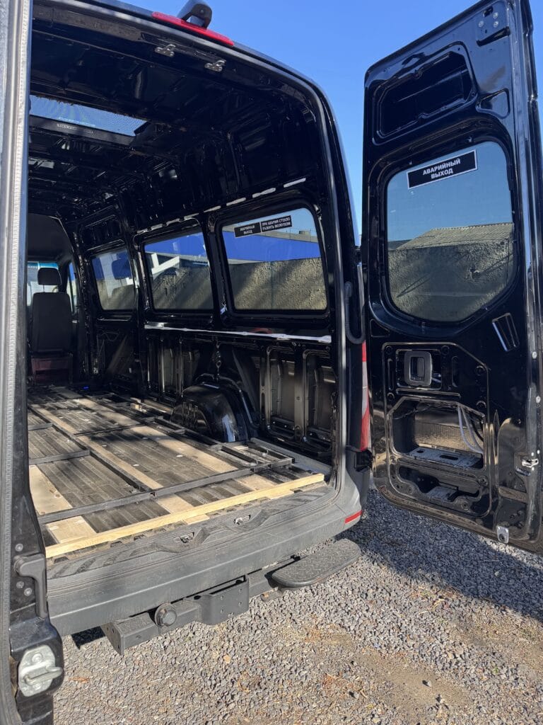 Установка шумоизоляции на Mercedes Sprinter пола и дверей