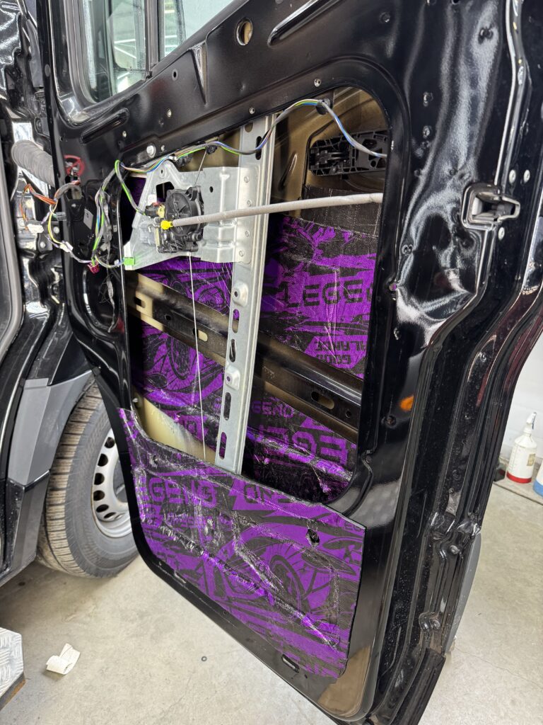 Установка шумоизоляции на Mercedes Sprinter пола и дверей