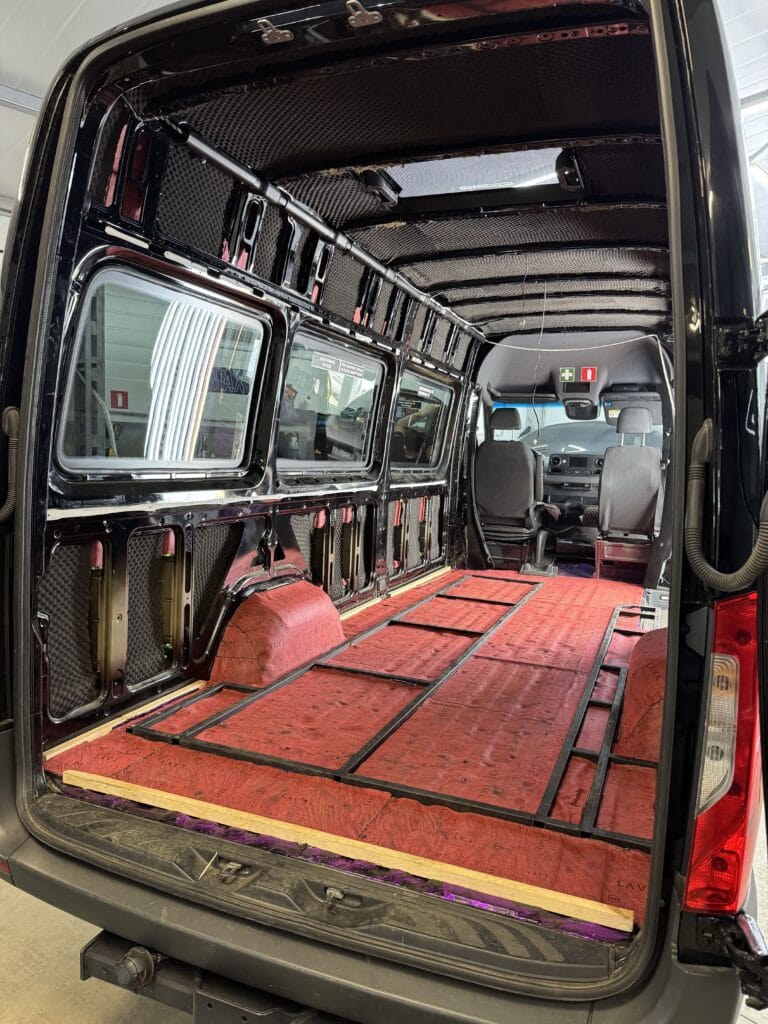 Установка шумоизоляции на Mercedes Sprinter пола и дверей
