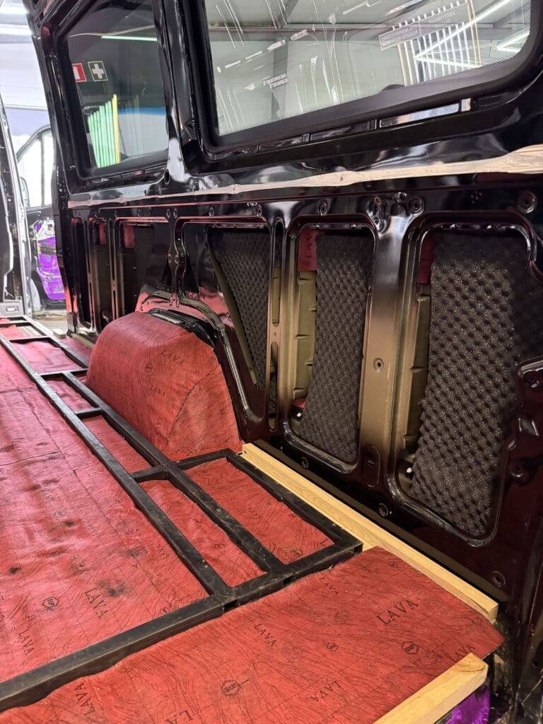 Установка шумоизоляции на Mercedes Sprinter пола и дверей