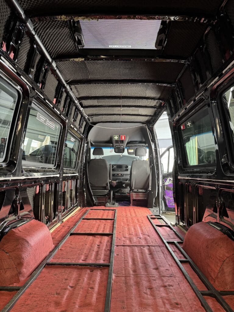 Установка шумоизоляции на Mercedes Sprinter пола и дверей