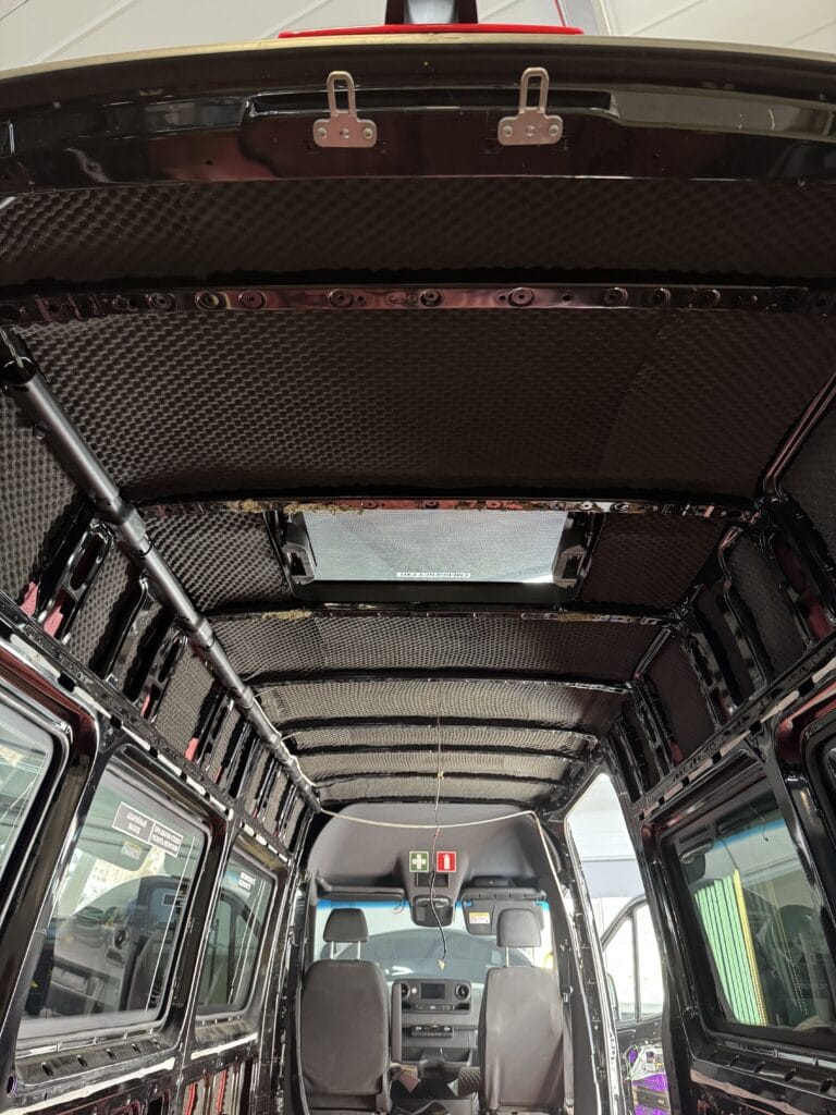 Установка шумоизоляции на Mercedes Sprinter пола и дверей