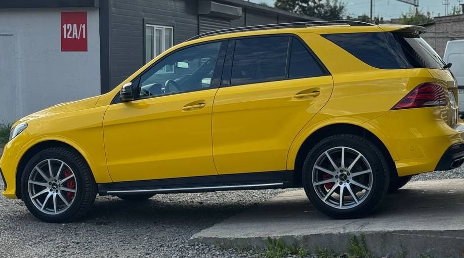 Желтый Mercedes GLE63 после смены цвета бронепленкой