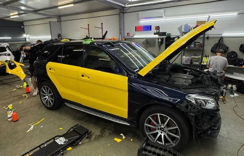 Оклейка Mercedes-AMG GLE63 матовой желтой пленкой