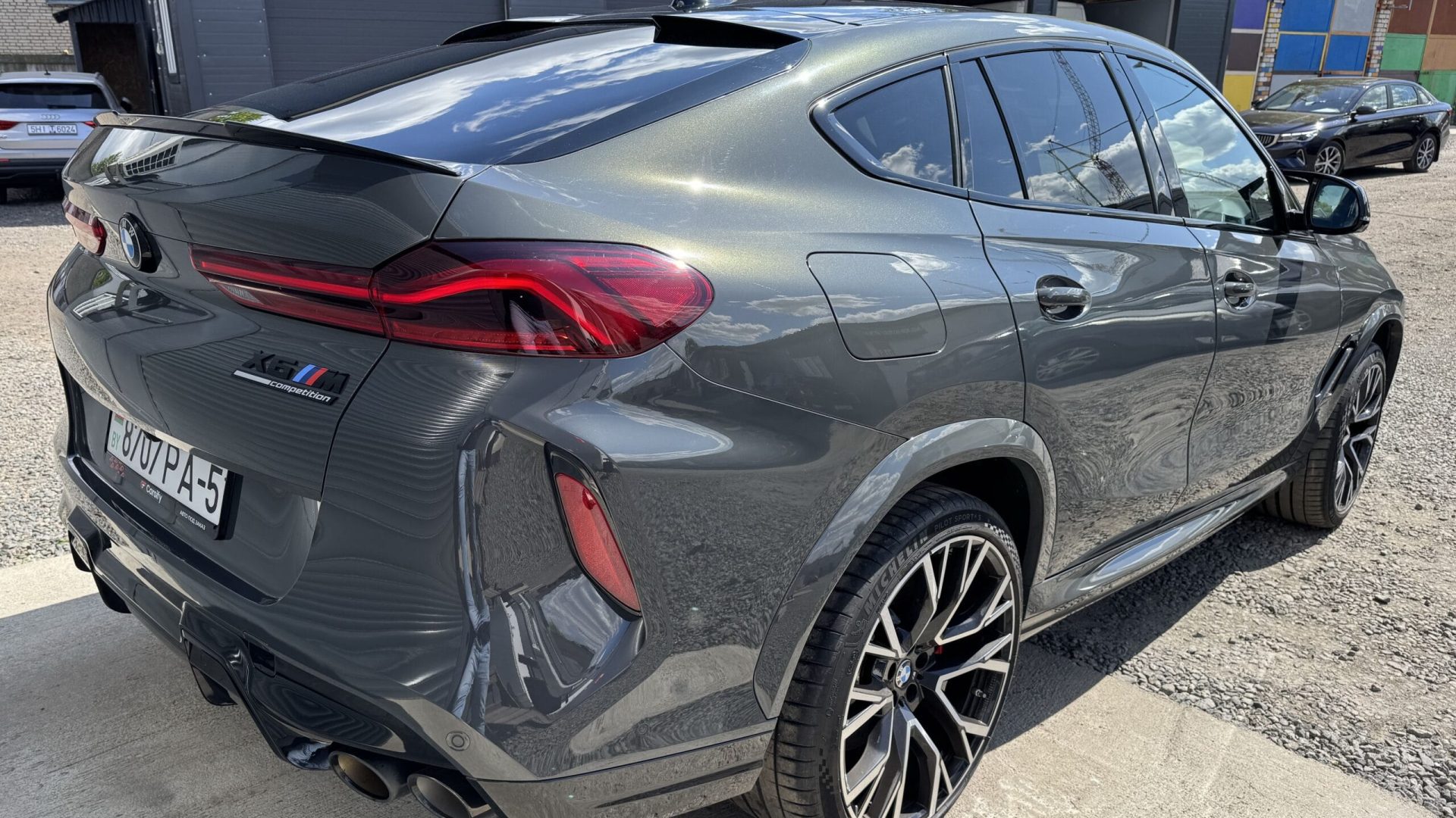 Оклейка пленкой BMW X6M в Минске