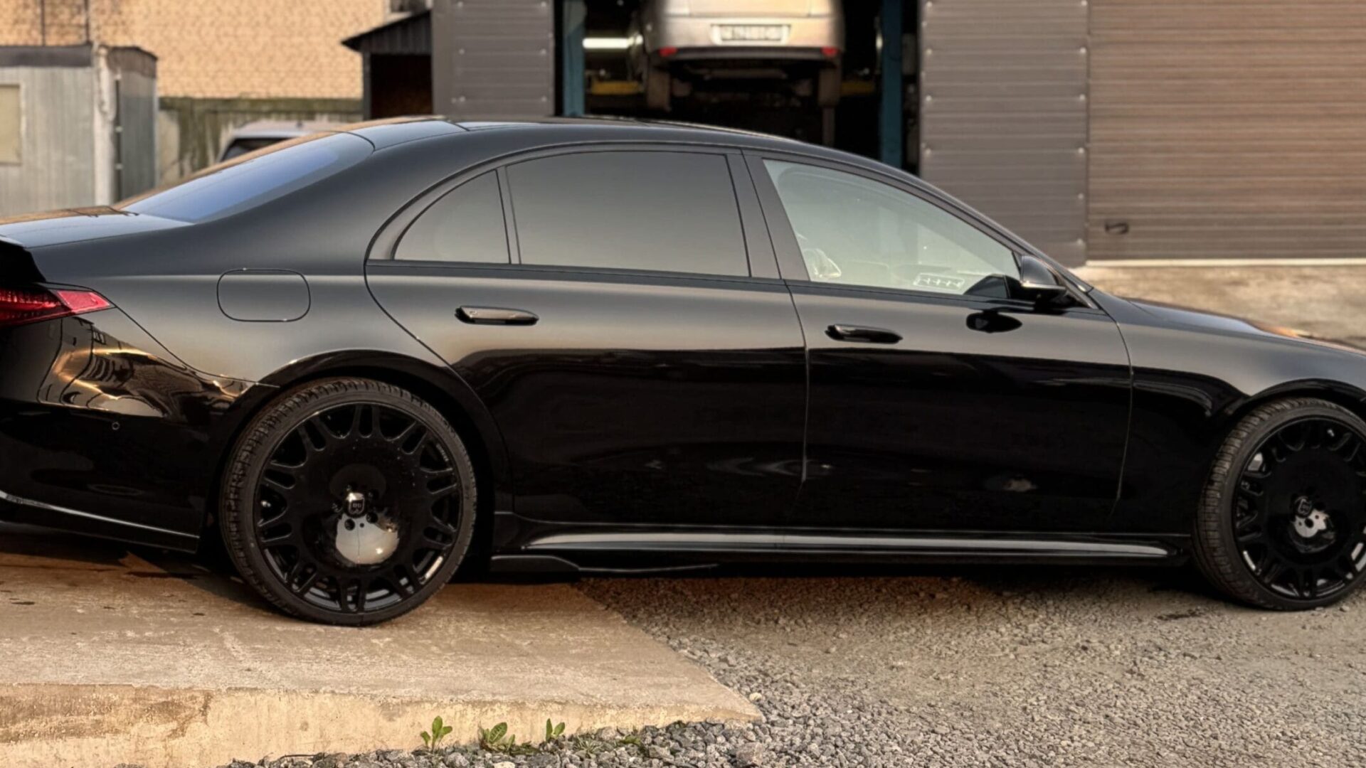 Декорирование хромированных деталей под цвет кузова на Mercedes W223