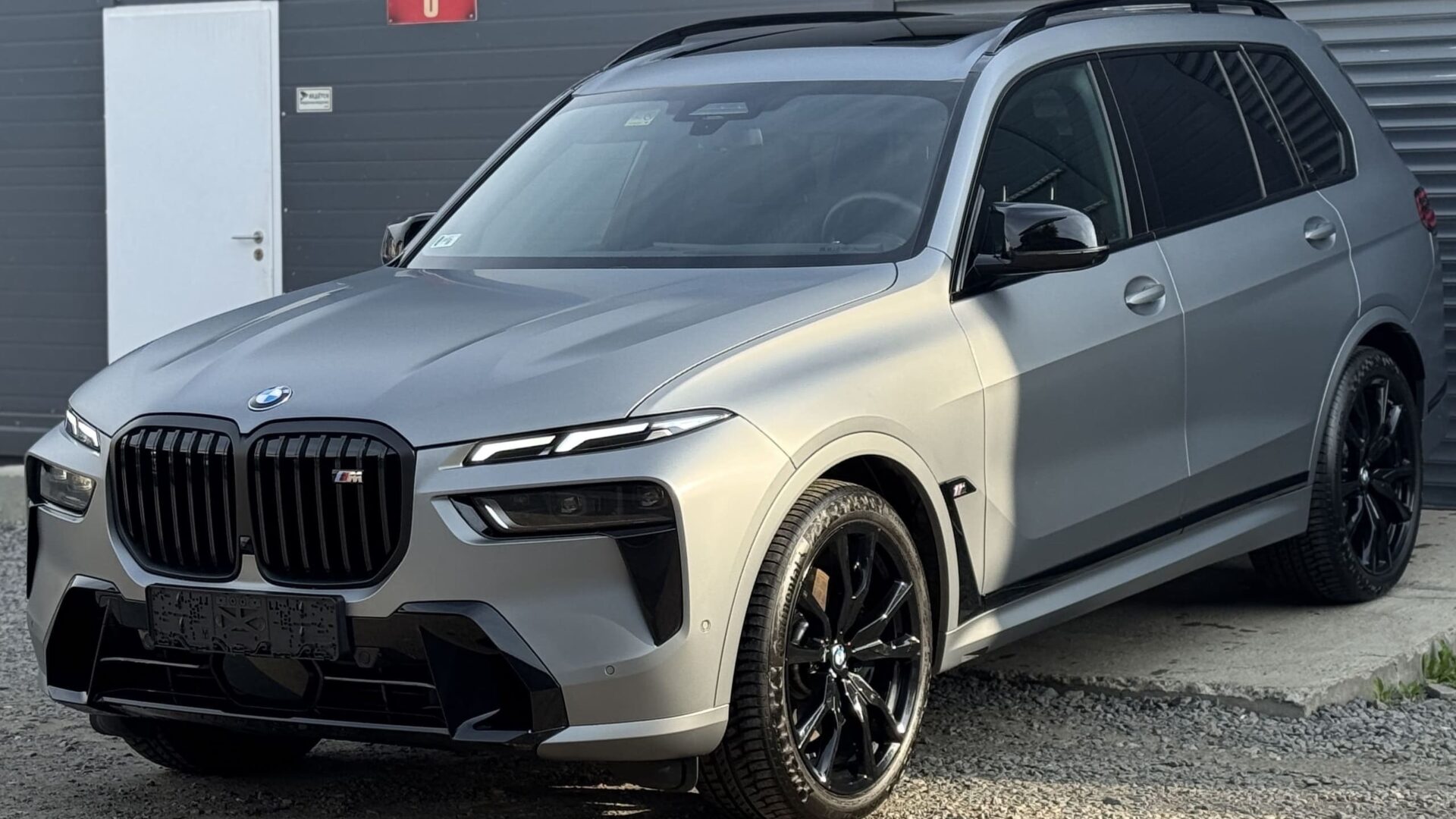 Оклейка BMW X7 в матовый полиуретан