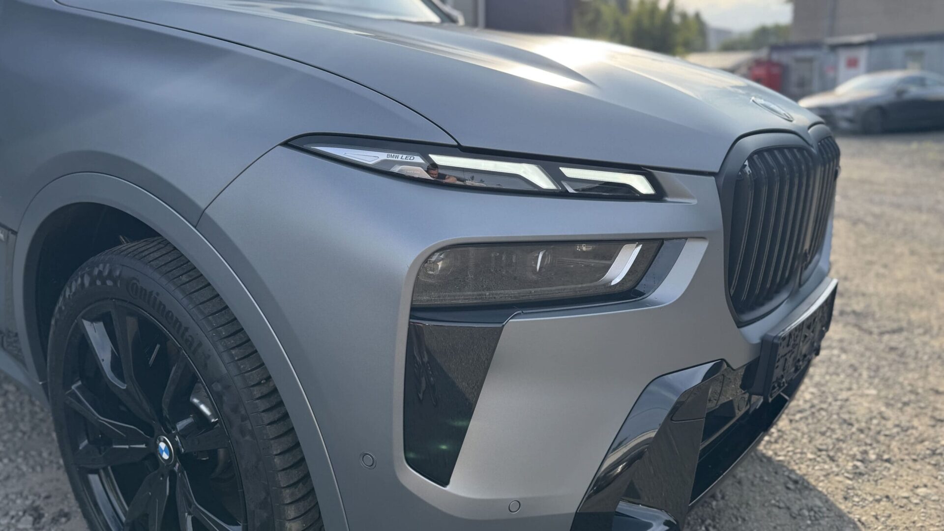 Оклейка BMW X7 в матовый полиуретан