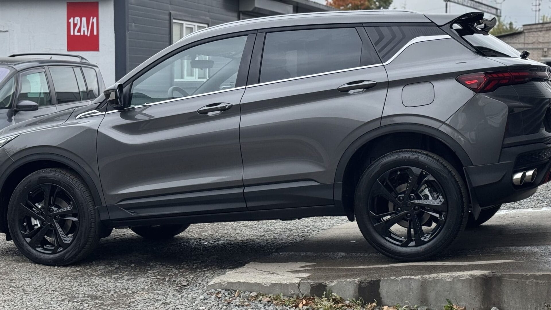 Geely Coolray после полной оклейки кузова прозрачной антигравийной плёнкой