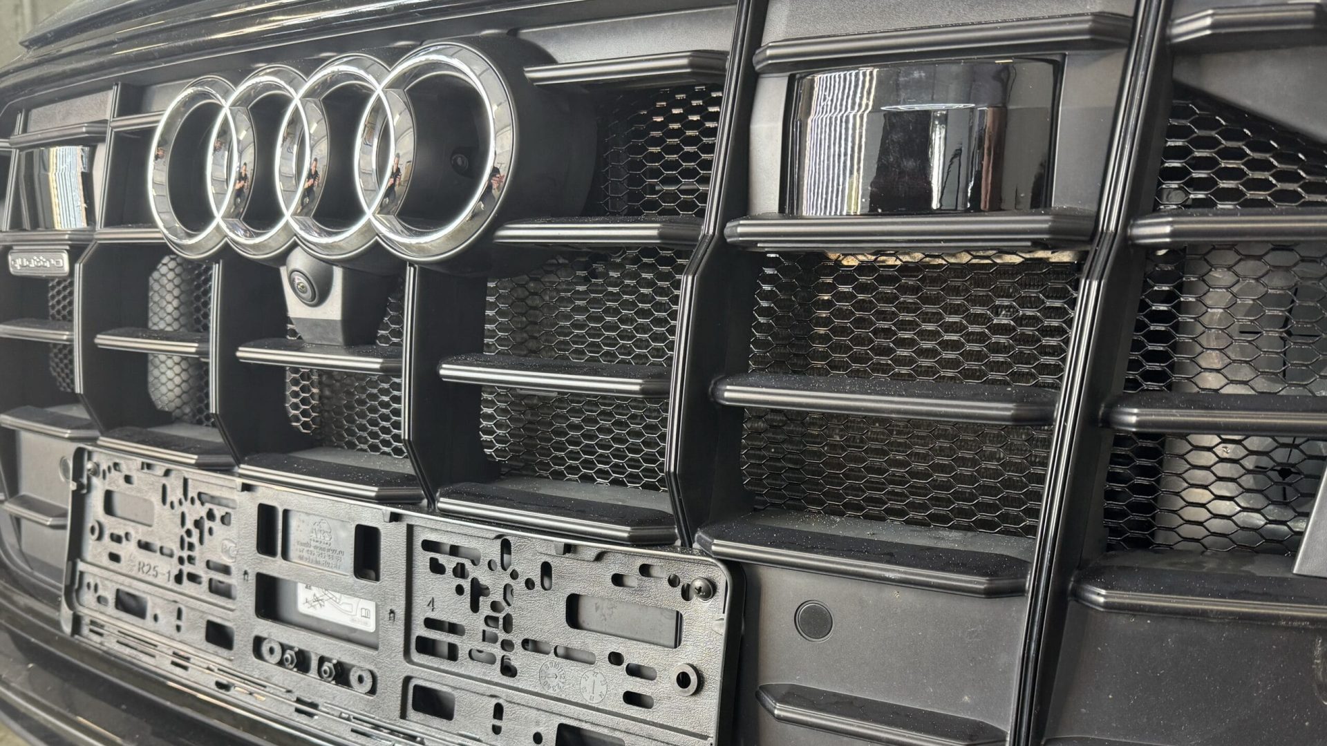 AUDI 6 Студия детейлинга LEMUS Установка решетки радиатора на Audi Q7