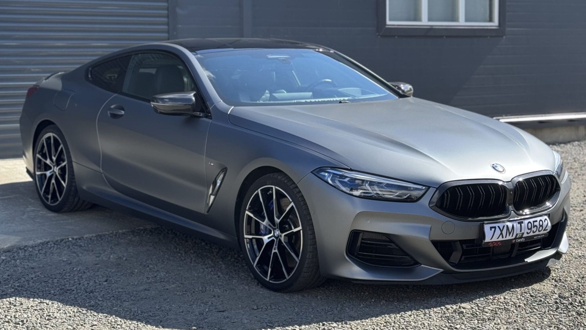 Оклейка автомобиля BMW серой матовой пленкой - полное преображение кузова