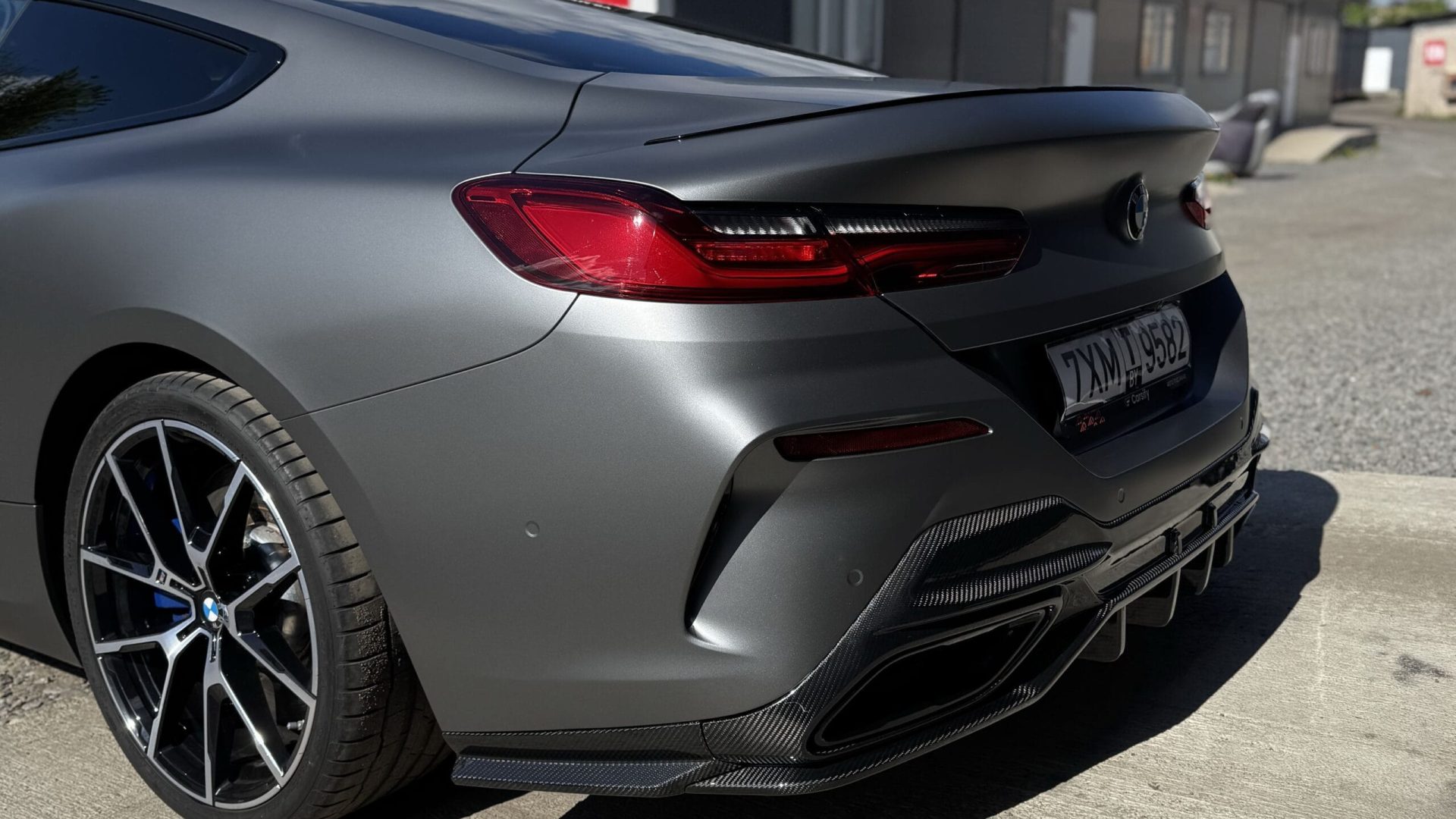 Оклейка автомобиля BMW серой матовой пленкой - полное преображение кузова