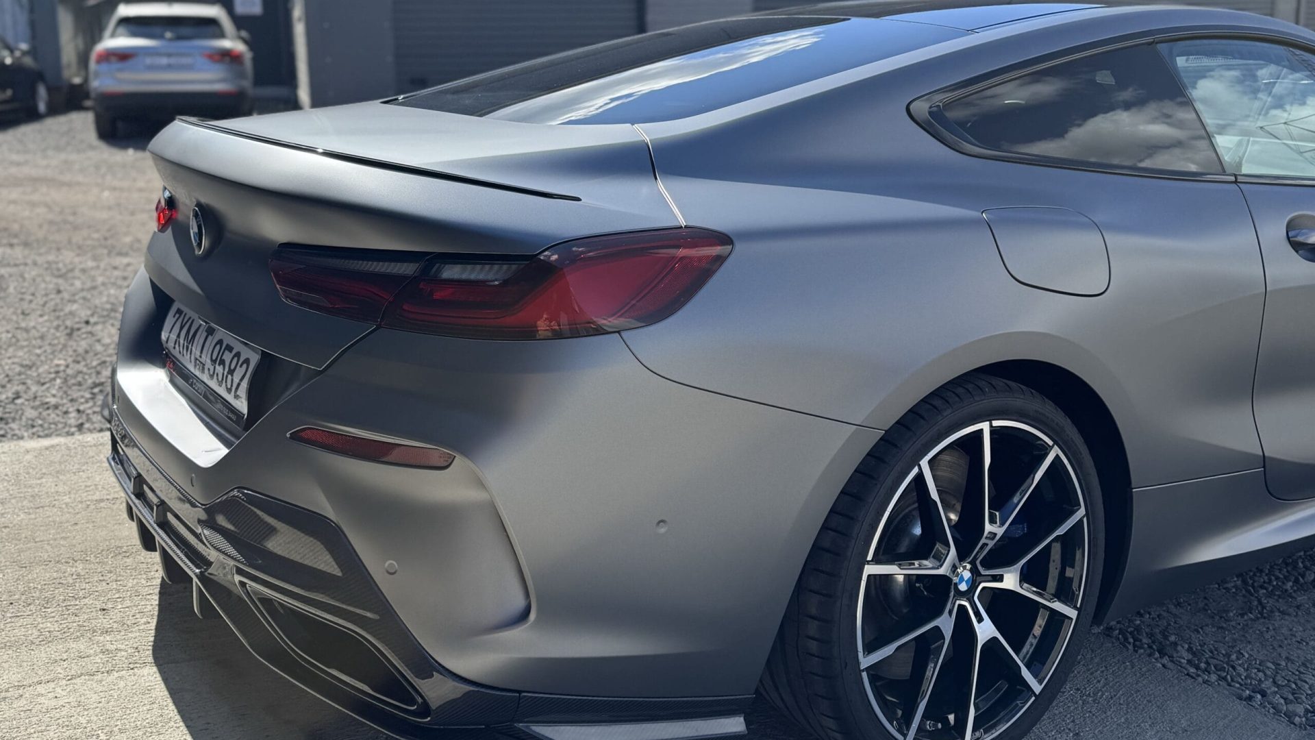 Оклейка автомобиля BMW серой матовой пленкой - полное преображение кузова